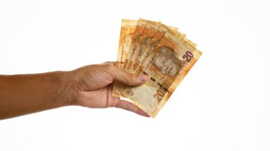 El ele tutuşan Güney Afrika rand banknotları beyaz arka planda izole