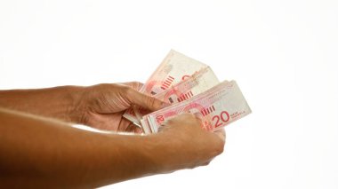 İzole edilmiş beyaz arkaplanda para transferi ve döviz kurunu belirten İsrail şekelleri sayılıyor