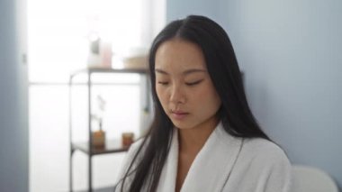 Hamilelik testi yapan Asyalı bir kadın, Çin 'deki bir huzur merkezinde karışık duygular ifade ediyor..