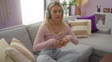 Modern bir oturma odasında rahat bir koltukta oturan, yastıklı ve dekorlu meditasyon yapan bir kadın, sakin ve sakin bir iç mekan atmosferi yaratıyor..
