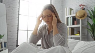 Kadın kendini stresli hissediyor. Kapalı bir yerde oturuyor. Parlak bir yatak odasında bir anlık tefekkür yakalıyor..