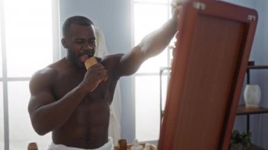 Kaplıcada bir tarağa şarkı söyleyen genç bir adam, bir sağlık merkezinde neşeli ve rahat bir an sergiliyor, güzellik ve sükunetle çevrili, kapalı bir ortamda..