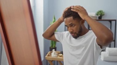 Sağlık merkezindeki yakışıklı adam aynanın önünde kaplıca salonundaki güzellik salonunda saç düzenliyor.