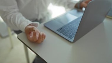 Modern ofiste meditasyon yapan bir kadın, yoğun bir iş ortamında denge ve sükunete odaklanıyor..