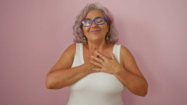 Yaşlı, ispanyol, kadın, gri saçlı, gözlüklü, gözlüklü, tutucu, elleri, üzerinde, kalbi, izole, tamam, pembe, arka plan