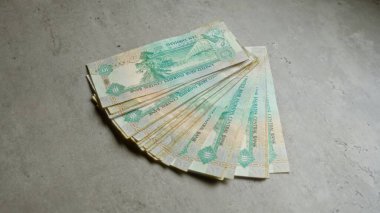 Birleşik Arap Emirlikleri beton bir yüzeye yerleştirilmiş dirhem banknotları.