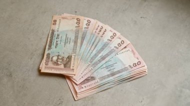 Bangladeş 'in bangladeş' ten gelen para birimlerini gösteren somut bir yüzeye yayılmış banknotlar.