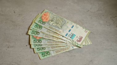 500 pezoluk Arjantin banknotları beton bir yüzeye yayıldı.