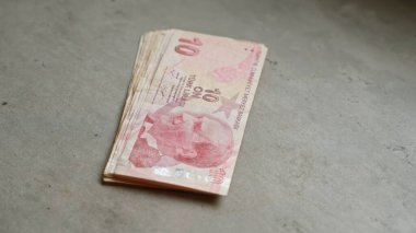 Türk lira banknotları Türkiye 'de beton bir zemin üzerine istiflenmiş, para birimi ve para kavramları sergileniyor.