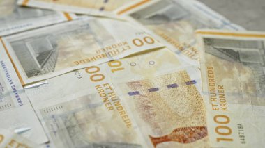 Danimarka kron banknotları, Danimarka 'dan yakın çekim perspektifinde sergilenen para birimi, karmaşık tasarımları ve paranın ayrıntılarını vurguluyor.