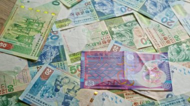 Hong Kong dolarları çeşitli banknotlara dağılmış, Hong Kong 'dan gelen renkli banknotlar sergileniyor.