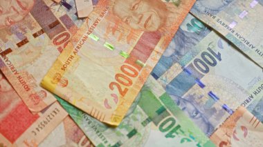 Nelson Mandela 'nın yer aldığı Güney Afrika banknotları çeşitli rand para birimlerini gösteren kaotik bir düzenleme sergiliyor..
