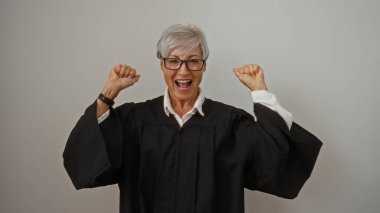 Mezuniyeti kutlayan yaşlı bir kadın beyaz arka planda izole edilmiş kep elbisesi giyiyor.