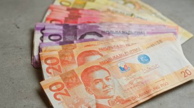Filipin banknotları çeşitli değerlerde beton bir yüzey üzerine kurulmuştur..
