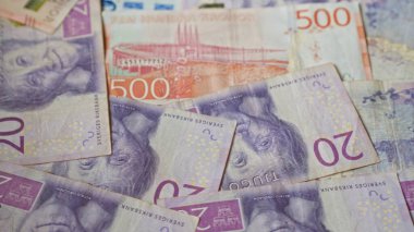 İsveç kronu banknotları, İsveç 'in para biriminin canlı bir gösterisiyle çeşitli değerleri vurguluyor..