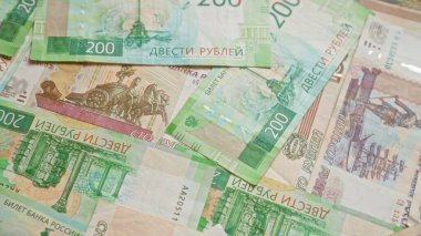 Rus rublesi banknotlar dağınık bir şekilde çeşitli mezhepler ve karmaşık tasarımlar sergiliyor..