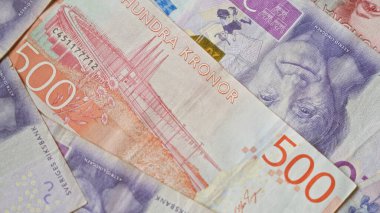 500 kron da dahil olmak üzere çeşitli banknotlar halinde İsveç banknotları, ikonik ulusal görüntüler sergiliyor.