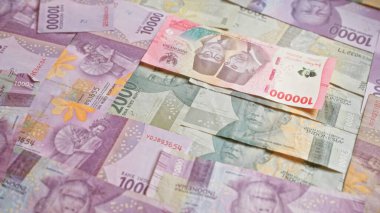 Endonezya rupia banknotları, Endonezya 'daki para birimini ve finansal kavramları temsil eden dağınık bir düzende düzenlenmiştir..