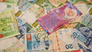 Hong Kong dolar banknotları üst üste serpiştirilmiş, Hong Kong 'dan gelen renkli banknotlar sergileniyor..