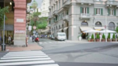 La spezia 'daki bulanık sokak manzarası. Odaklanamayan insanlar ve binalar İtalyan kentsel ortamında bokeh etkisi yaratıyor..