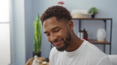 Genç adam bir sağlık merkezinde dinlenme anının tadını çıkarıyor.