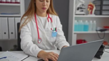 Kazanan jest, üniformalı beyaz kadın doktor, başarı için mutlu ve heyecanlı, klinikte neşe içinde bağırıyor.