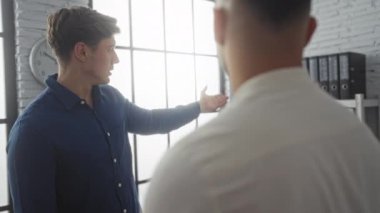 Modern ofis işyerindeki projeyi tartışan erkekler, pencerenin yanında saat ve klasörlerle dikilirken