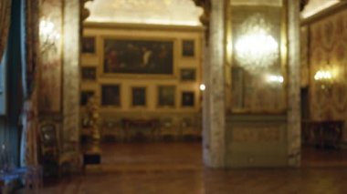 Galeri Doria Pamphilj 'da süslü dekorlu, bulanık avizeler, lüks duvar kağıtları ve atmosferik bir müze ortamında klasik sanat eserleriyle dolu bir salon..