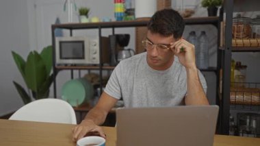 Ofisteki genç adam bardakları kaldırıyor. Bilgisayarlı ve kahveli telefonları kontrol ediyor. İçi rahat, işine odaklan ve rahatla diyor.