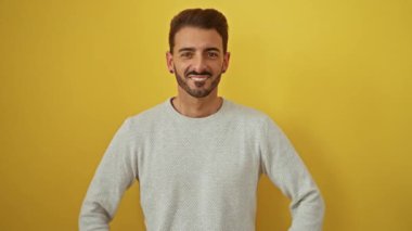 Sarı arka planda gülümseyen İspanyol bir adam. İki elini de beyaz süvetere sokmuş saldırgan hareketler sergiliyor. Espri anlayışı ve isyankar tavırlar sergiliyor.