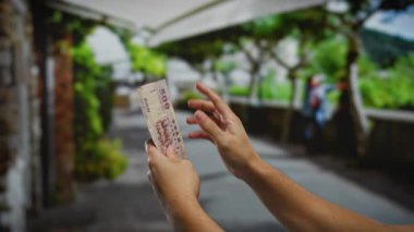 El ele tutuşan Tayvan banknotları şehir merkezinde sergilenen finansal yatırımlar ve şehrin arka planındaki adamla birlikte iş odakları.
