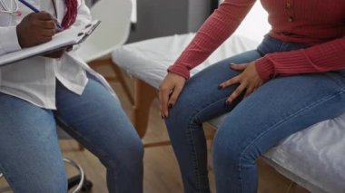 Klinikteki kadınlar arasındaki sağlık hizmetleri etkileşimini vurgulayan tıbbi ortamdaki hastalarla tartışan doktor