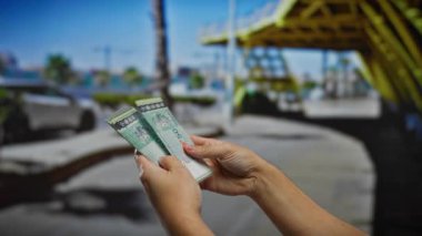 Malezya bankalarını, şehir merkezindeki bir sokakta ticaret bağlamında para alışverişini el üstünde tutan eller..