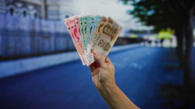 Kentsel sokak arkaplanındaki Çin Yuan banknotları şehir dışındaki finans ve işi sembolize ediyor..