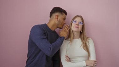 Gözlüklü bir adam pembe duvara yaslanmış bir kadına fısıldıyor. İlişki ve iletişim tasvir ediyor.