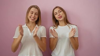 Pembe arka planda alkışlayan kadınlar neşe ve beraberliği ifade eder; günlük beyaz giysili ikizler aile sevgisini yakalar ve sarı saçlı ve parlak gülücüklü kız kardeş bağı kurar.