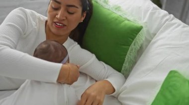 Anne ve bebek yatakta kaynaşıyor sıcak ve sevgi dolu bir yatak odasında taşınıyor..
