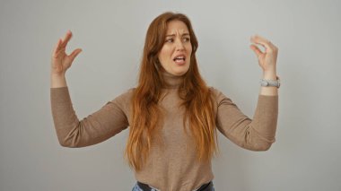 Jestlerle kafa karışıklığı ya da hayal kırıklığını ifade eden bir kadın, beyaz bir arkaplanda izole edilmiş, bir duygu ve iletişim anını yakalıyor..