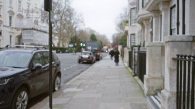 Londra 'da kış sokak sahnesi. Arka planda yürüyen ve trafikte gezen insanlar klasik mimari ve sakin bir sonbahar atmosferi sergiliyor..