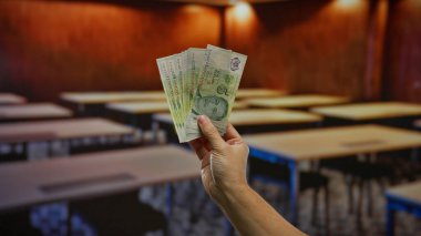 Tek kişilik banknotlarla el ele tutuşmak, bir sınıf ortamında finans veya yatırım yapılmasını önermek, bir erkeğin varlığını ima etmek,.