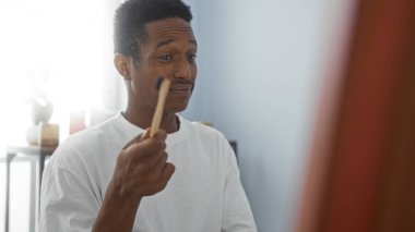 Sağlık kaplıcasında tımar edilen genç bir adam rahatlama ve kendine bakımı öneriyor.