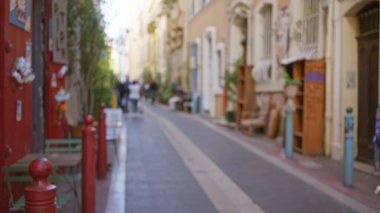 Marsilya 'daki bulanık sokak sahnesi, odakları olmayan insanlar ve renkli binalar, canlı bir Avrupa kentsel atmosferini anımsatıyor..