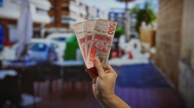 İsveç Krona 'nın el ele tutuştuğu açık hava kentsel sokak sahnelerinde finansal yatırım fırsatları veya ticari işlemler öneriliyor..