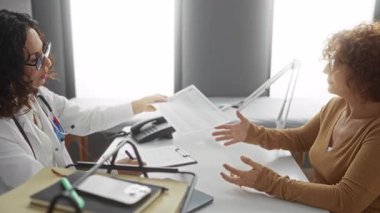 Sağlık hizmetlerindeki hastalara doküman dağıtımı masası içinde tıbbi aletlerle..