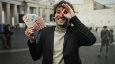 Şehrin sokaklarında elinde Tayland banknotları tutan İspanyol bir adam neşeli bir jest yapıyor, açık alanda coşkulu bir eğlence ve finansal heyecan anı yakalıyor..