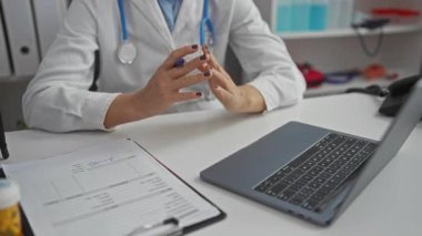 Doktor kadın, klinikte bilgisayarlı ve tıbbi raporlu bir hastayla içeride profesyonel sağlık hizmetleri etkileşimini vurgulayarak tartışıyor..