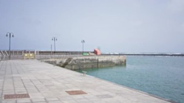 Lanzarote İspanya 'da bulanık deniz, bulanık okyanus ve bulutlu gökyüzü