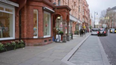 Londra 'daki bulanık sokak manzarası. Mağazalar ve sonbaharda dağılmış arka planı olan insanlar Birleşik Krallık' taki kentsel yaşamı aktarmak için mükemmel..