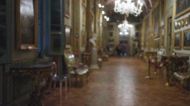 Galeride Bokeh manzarası Doria Pamphilj atmosferik müze salonlarındaki zarif avizeleri ve klasik sanat eserlerini gözler önüne seriyor..