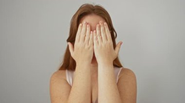 Kadın yüzünü beyaz bir duvarın önünde elleriyle kapatıyor, ifade etmek için elleri açık gülümsüyor, güzelliği ve oyunculuğu ön plana çıkarıyor..